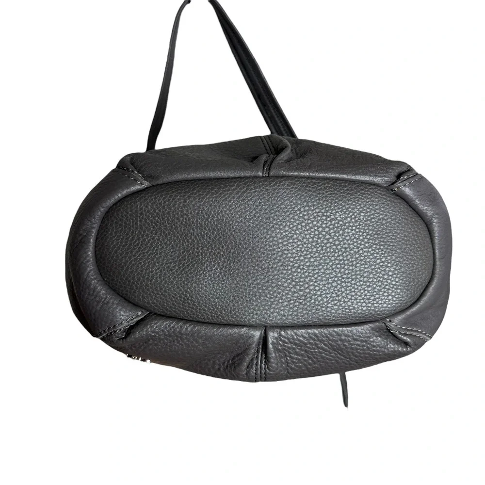 The Sak sak pebble